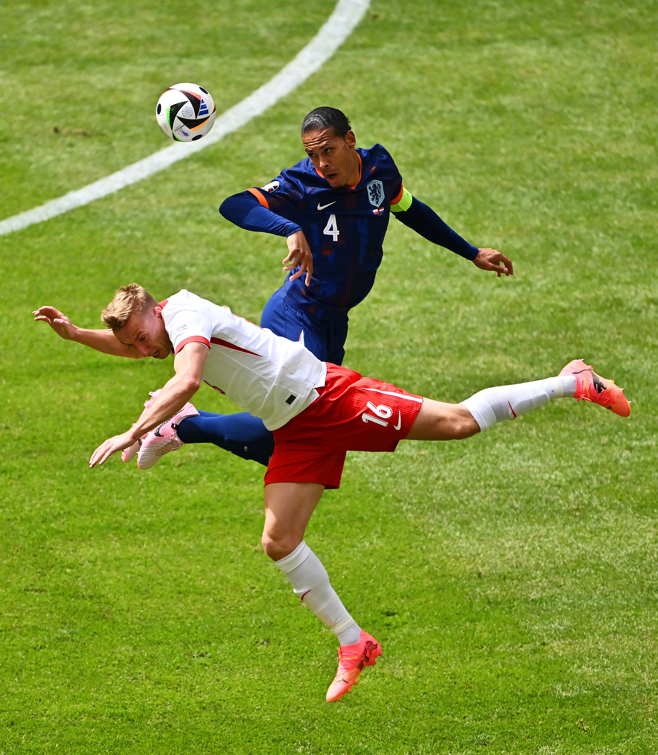 荷兰逆转AC米兰，格纳布里带队取胜