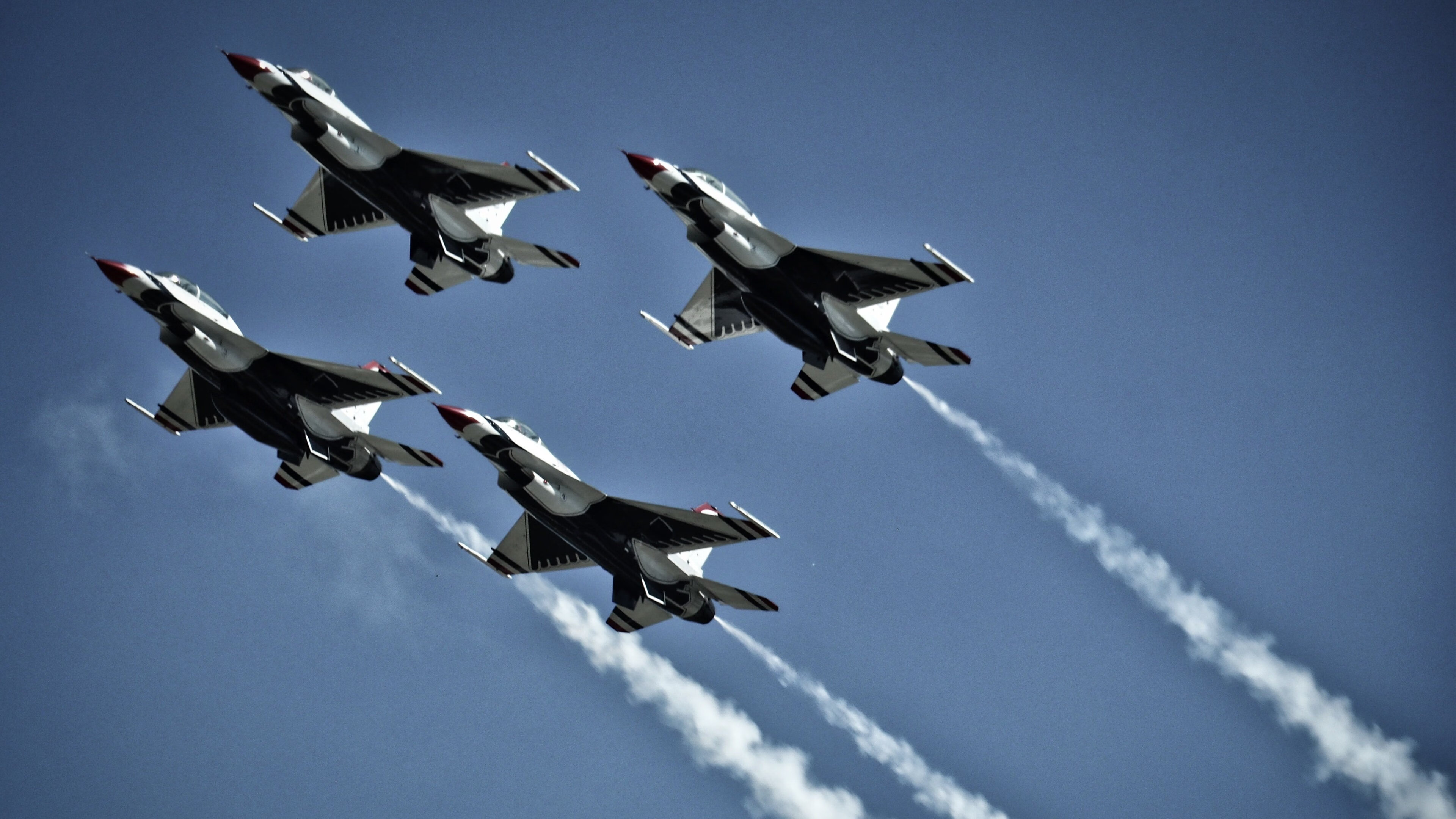 绿茵双生焰，当德甲争冠夜的战术铁壁遇上梅西的艺术洪流