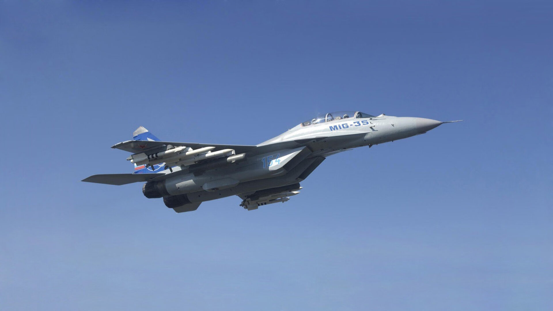 双轨叙事，F1街道赛之夜与锡安拉开差距的秒针共振