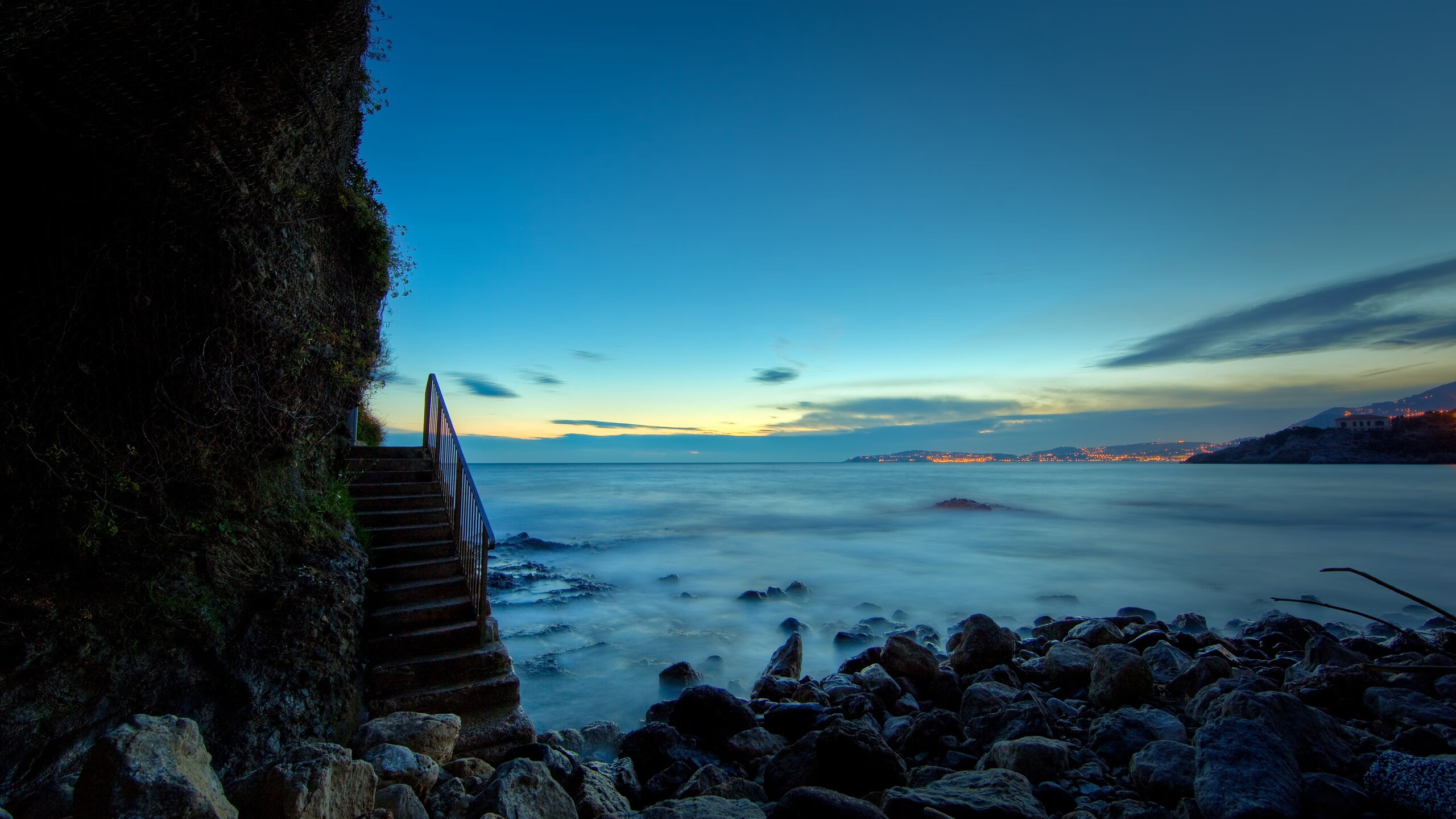 德罗赞在F1引擎轰鸣中投出决胜球，当篮球穿过金州大桥的雨夜