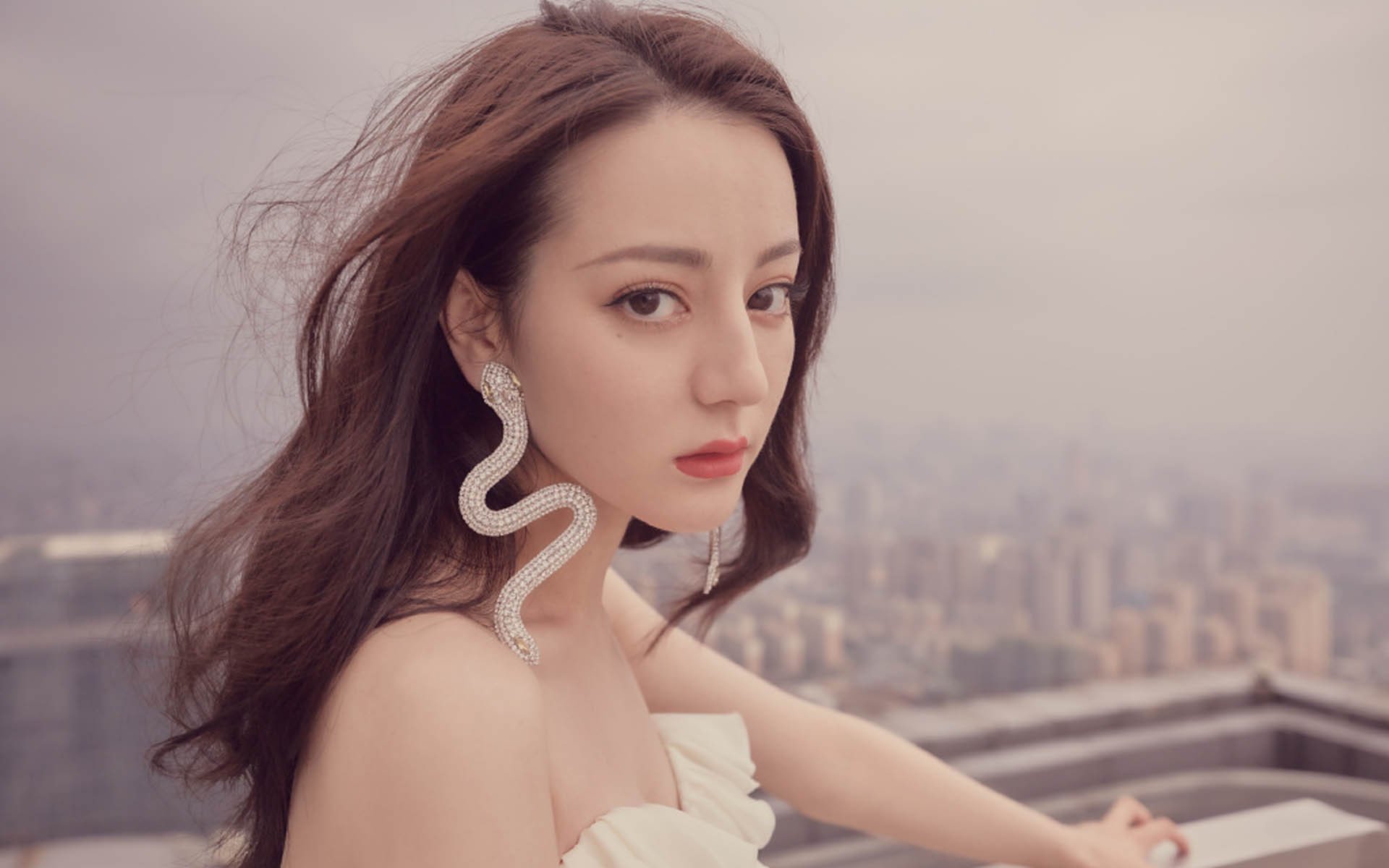 铁血封锁与巅峰对决，从尼克斯窒息防守到国家德比的战术博弈